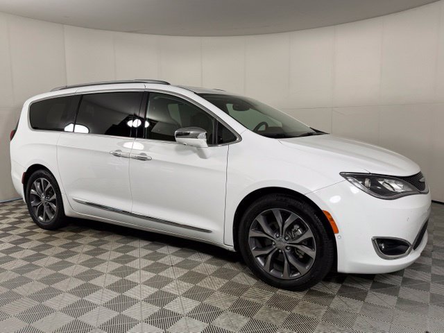 Used 2018 Chrysler Pacifica Limited w/ Tire & Wheel Group FWD image 10