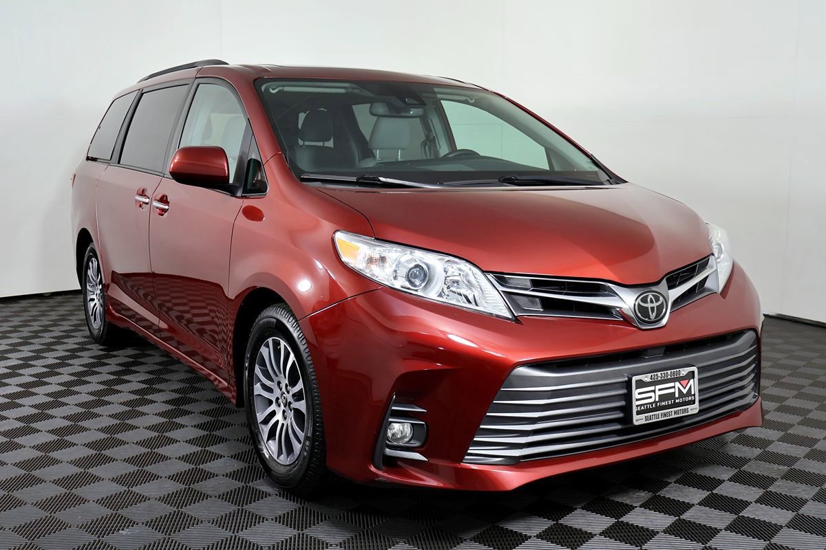 Used 2018 Toyota Sienna XLE w/ XLE Navigation Package FWD image 5
