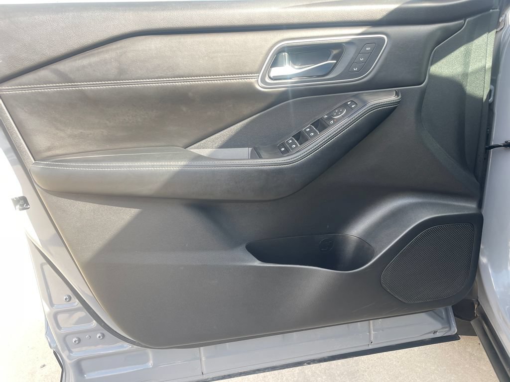 Certified 2024 Nissan Rogue Platinum FWD image 10