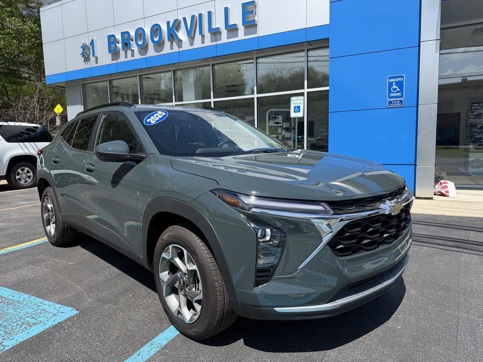 New 2025 Chevrolet Trax LT w/ Sunroof Package