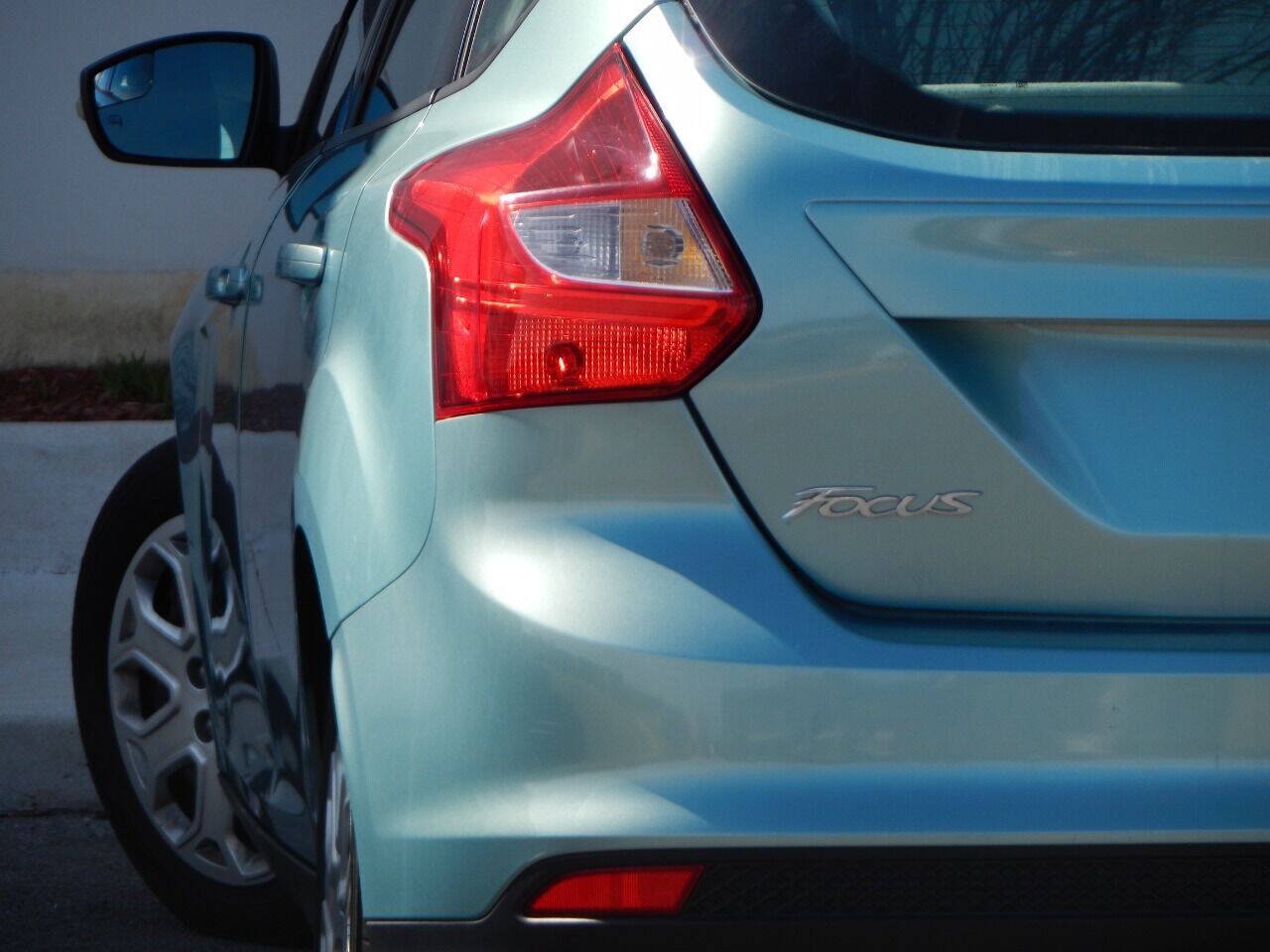 Used 2012 Ford Focus SE w/ SE Winter Pkg FWD image 1