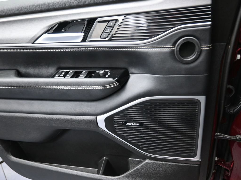 Used 2025 Jeep Wagoneer L Series II w/ 8-pass Seating Package image 12