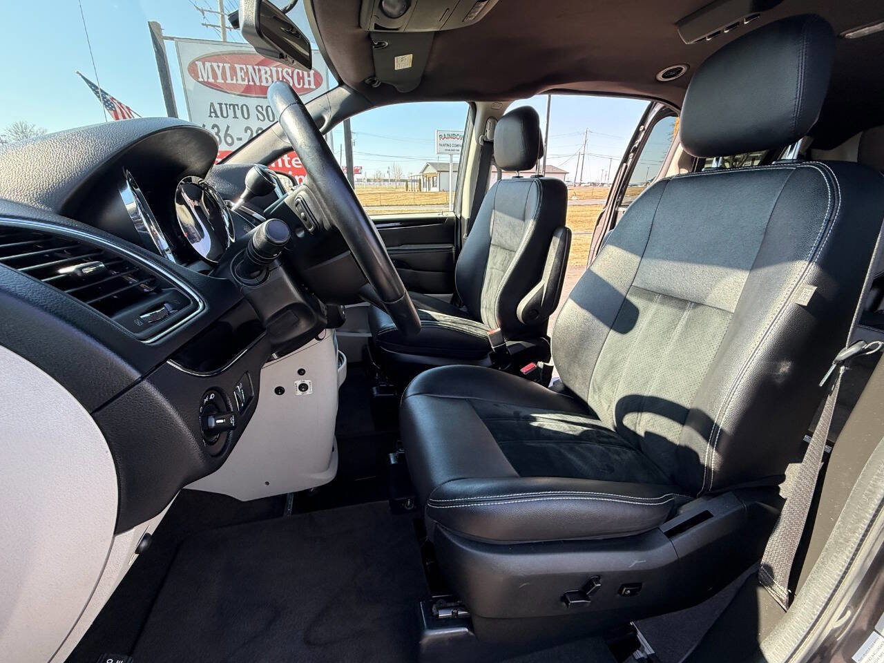 Used 2017 Dodge Grand Caravan SXT image 9