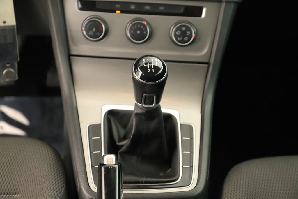 Used 2017 Volkswagen Golf S image 21
