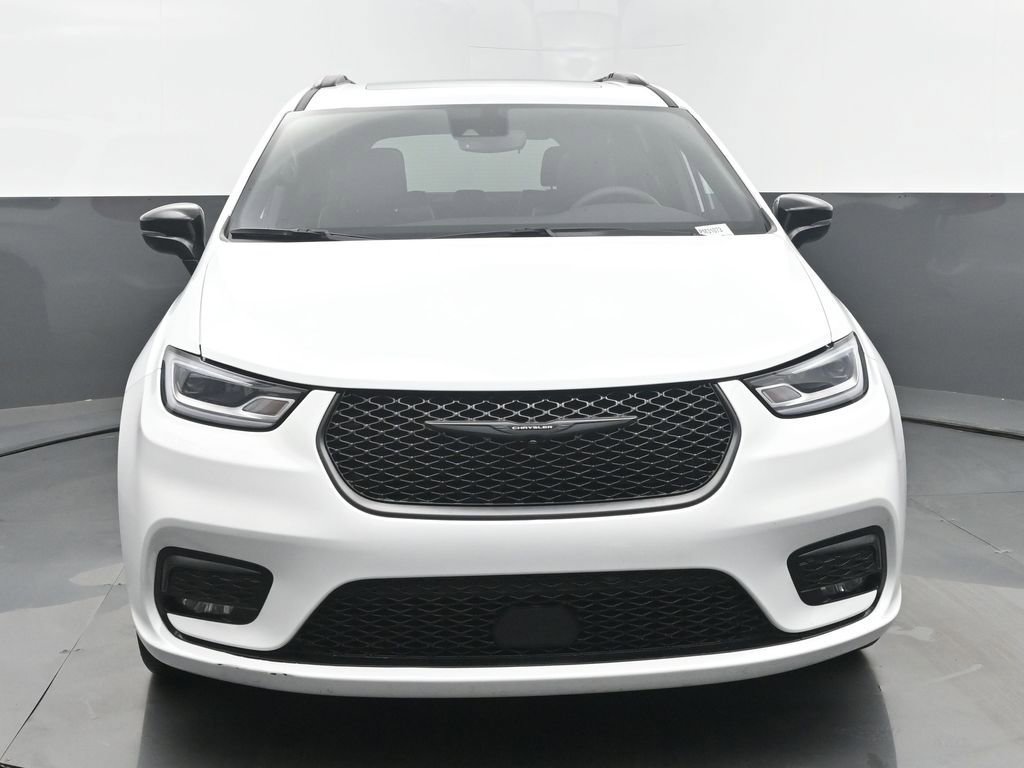 Used 2025 Chrysler Pacifica Limited image 8