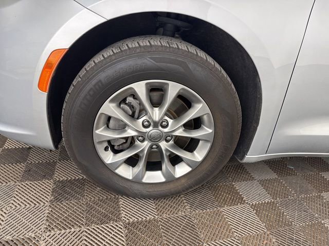Used 2023 Chrysler Pacifica Touring-L image 29