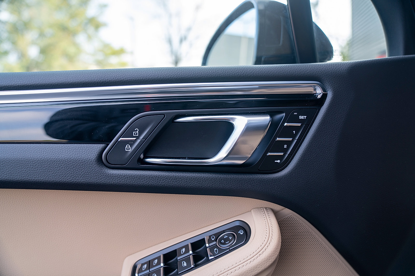 Certified 2025 Porsche Macan AWD/4WD image 17