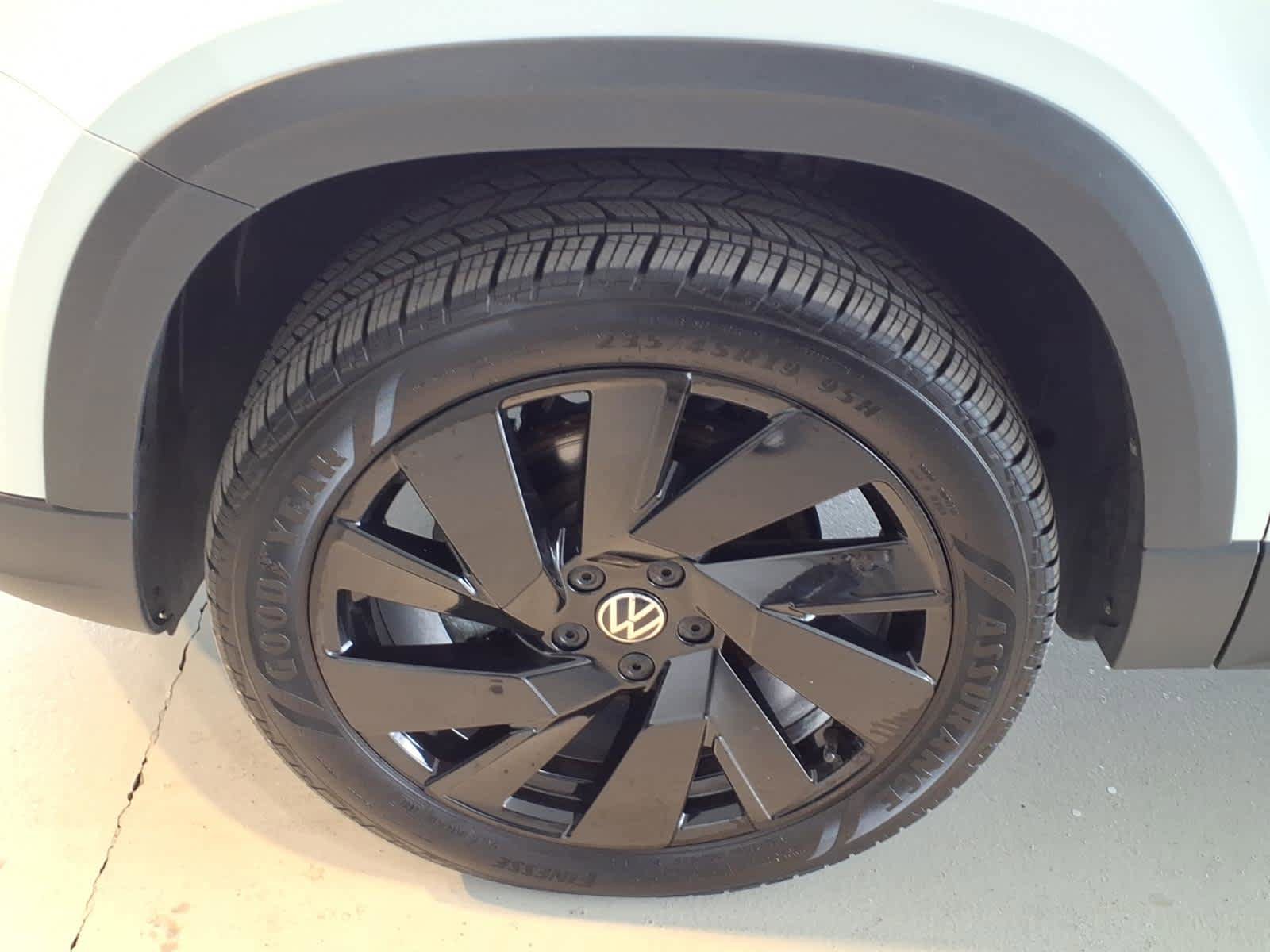 Certified 2023 Volkswagen Taos SE w/ Panoramic Sunroof Package AWD/4WD image 8
