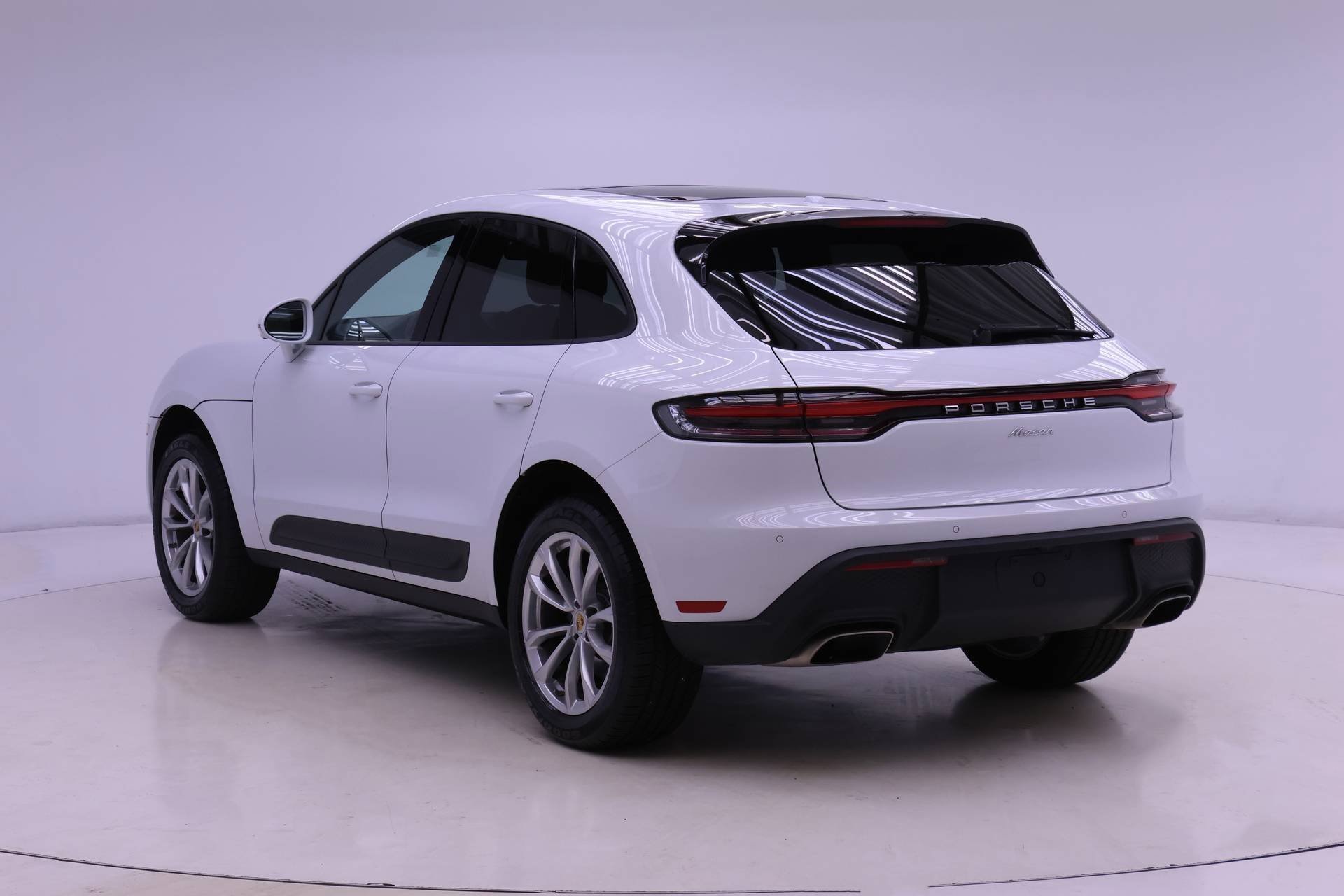 Used 2025 Porsche Macan image 3