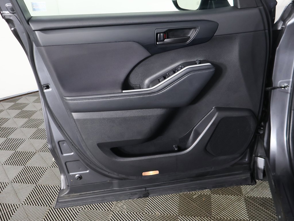 Used 2022 Toyota Highlander LE image 22