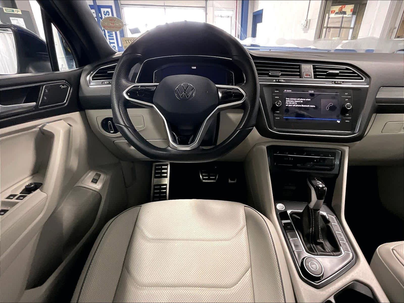 Used 2022 Volkswagen Tiguan SEL R-Line AWD/4WD image 17