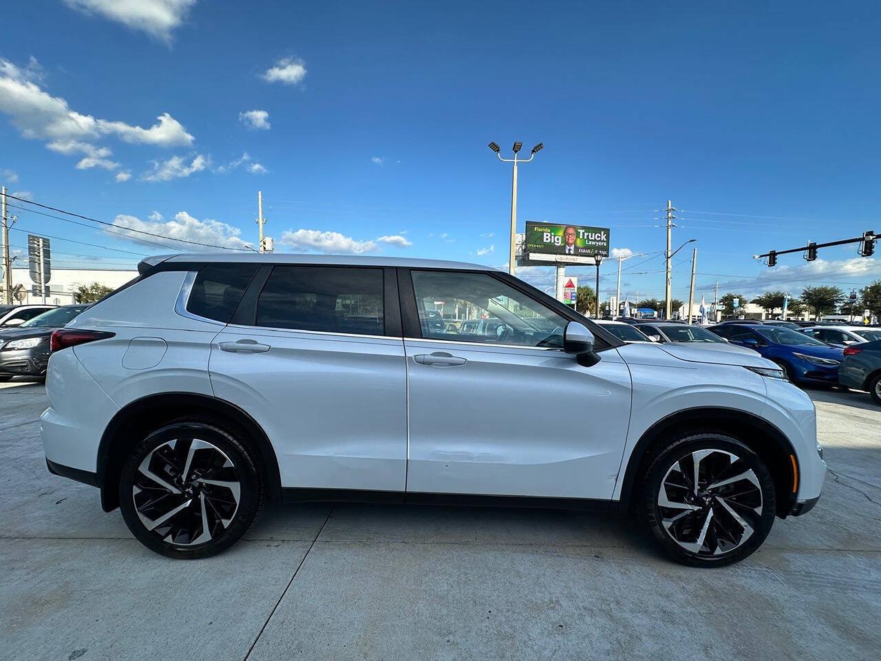 Used 2022 Mitsubishi Outlander ES AWD/4WD image 4