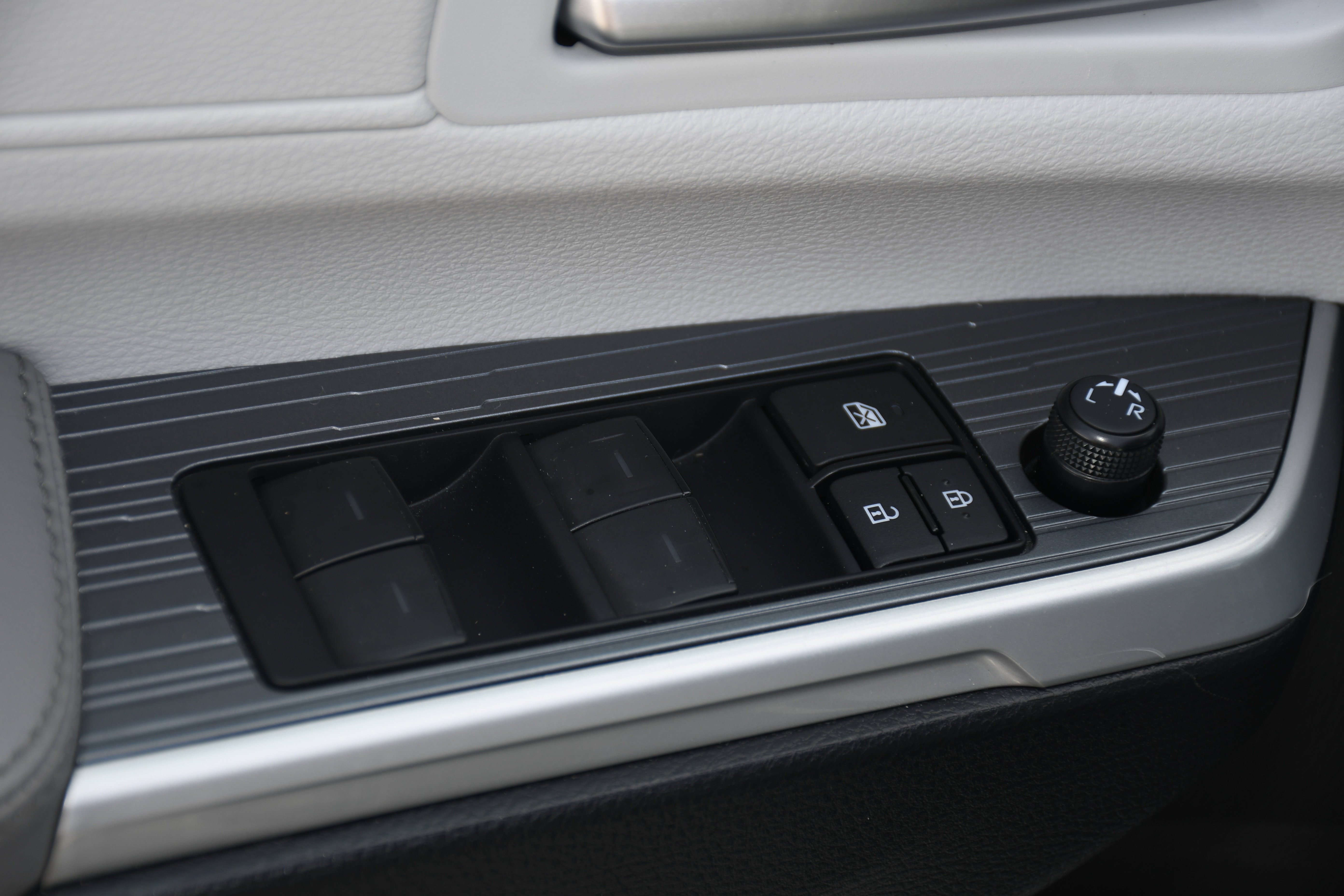 Used 2025 Toyota Sienna XLE w/ XLE Plus Package image 11