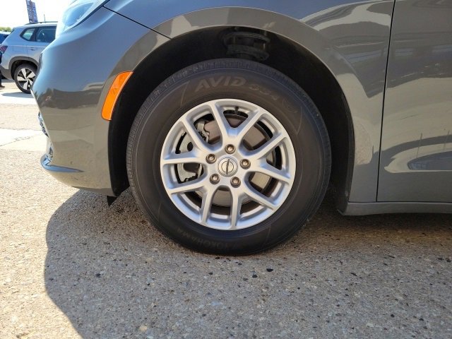 Used 2022 Chrysler Pacifica Touring-L image 15