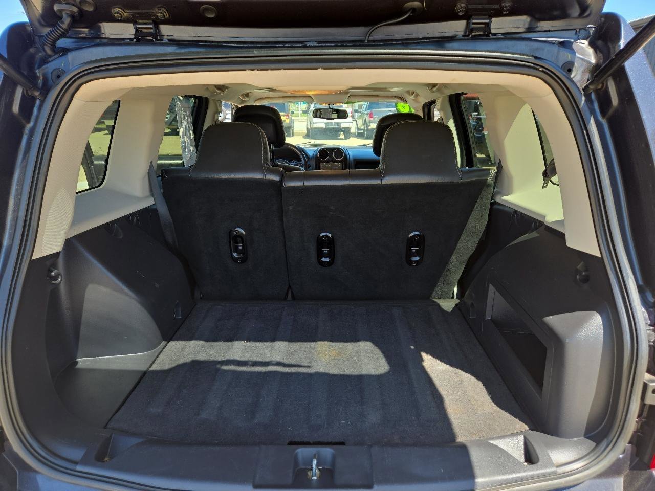 Used 2016 Jeep Patriot High Altitude AWD/4WD image 11