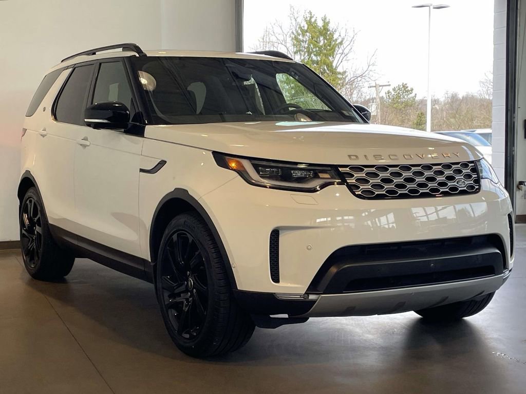Used 2025 Land Rover Discovery S image 3