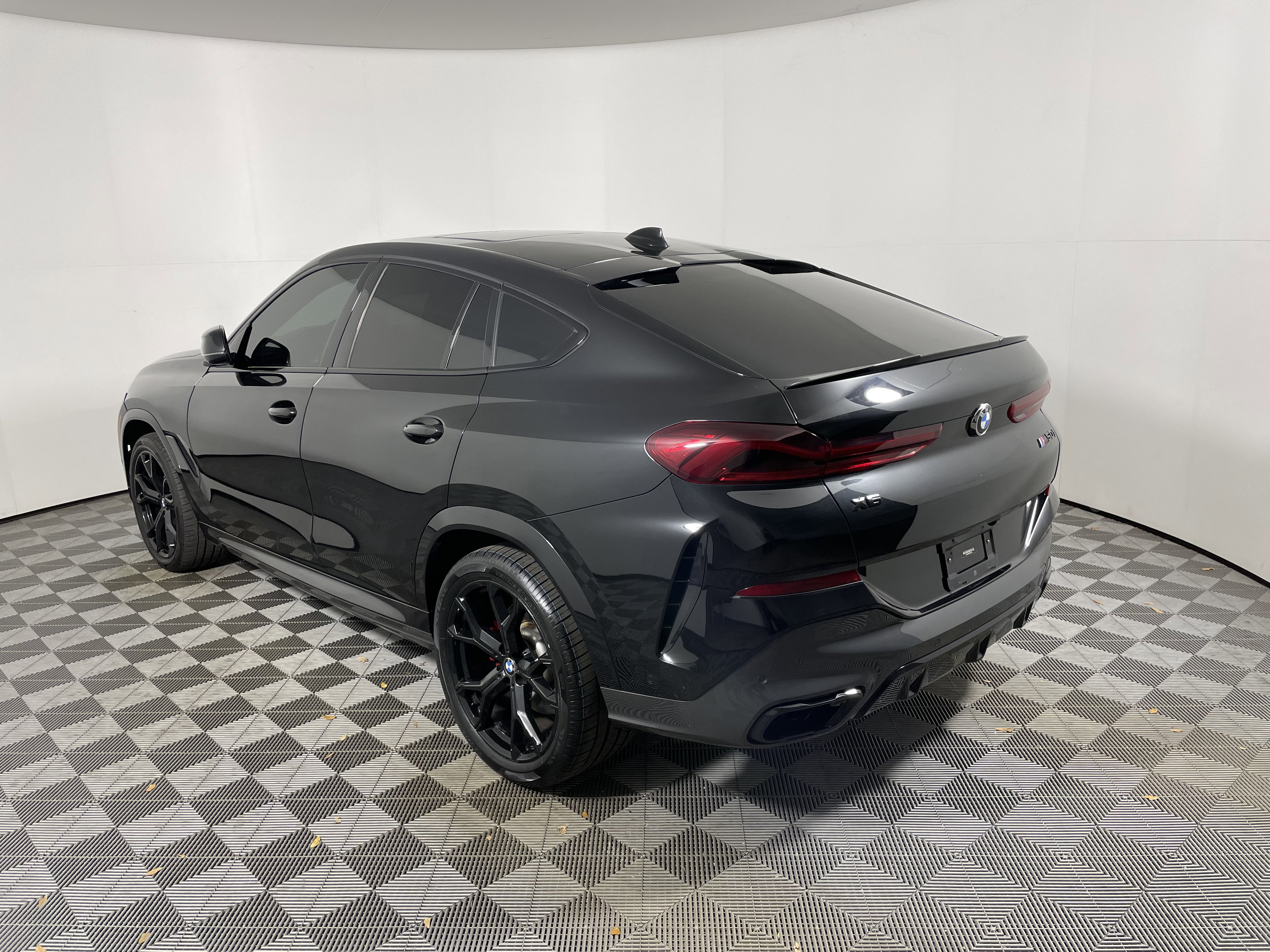Used 2022 BMW X6 M50i w/ Executive Package image 3