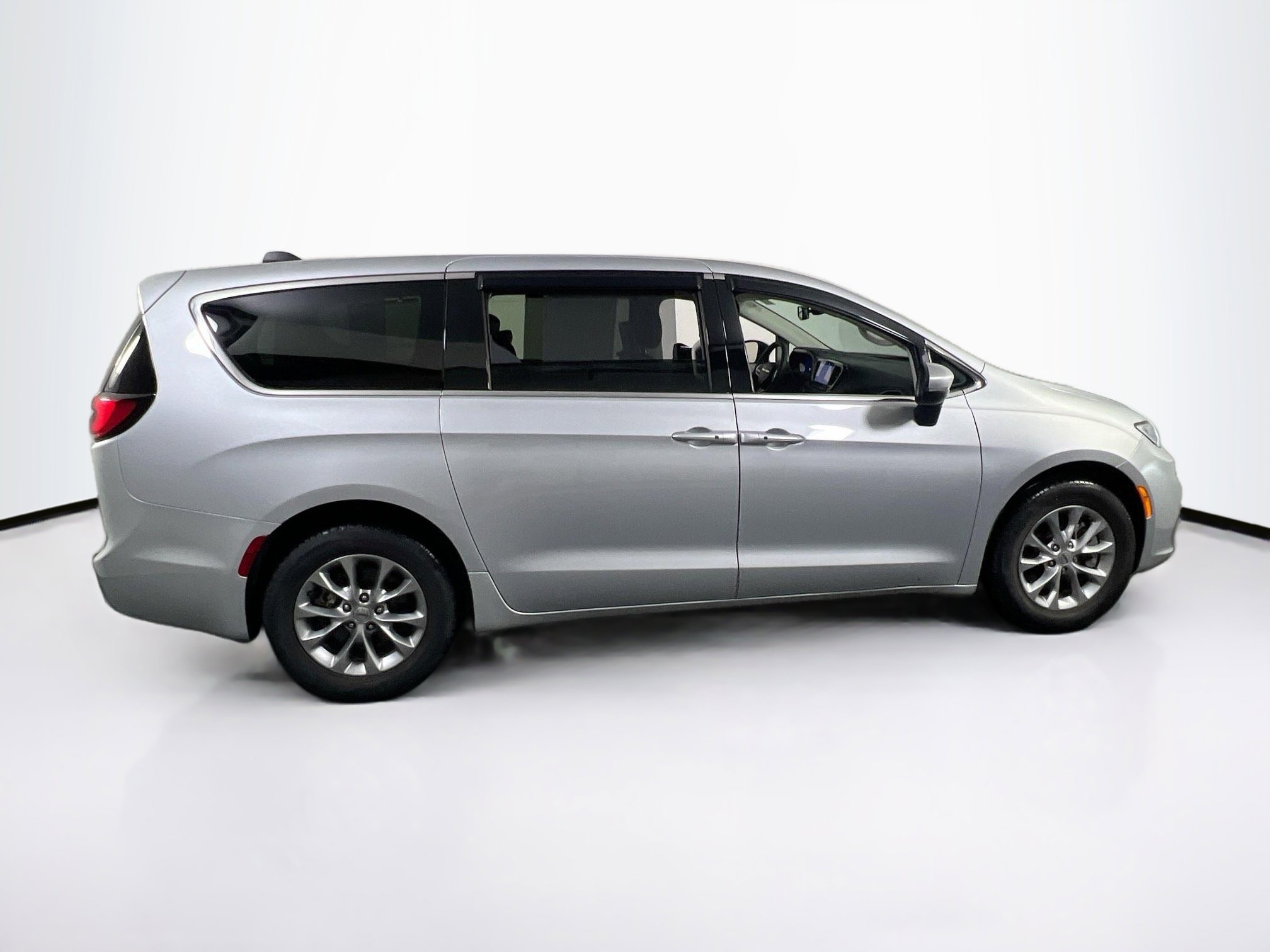 Used 2023 Chrysler Pacifica Touring-L w/ Uconnect Theater Family Group image 4