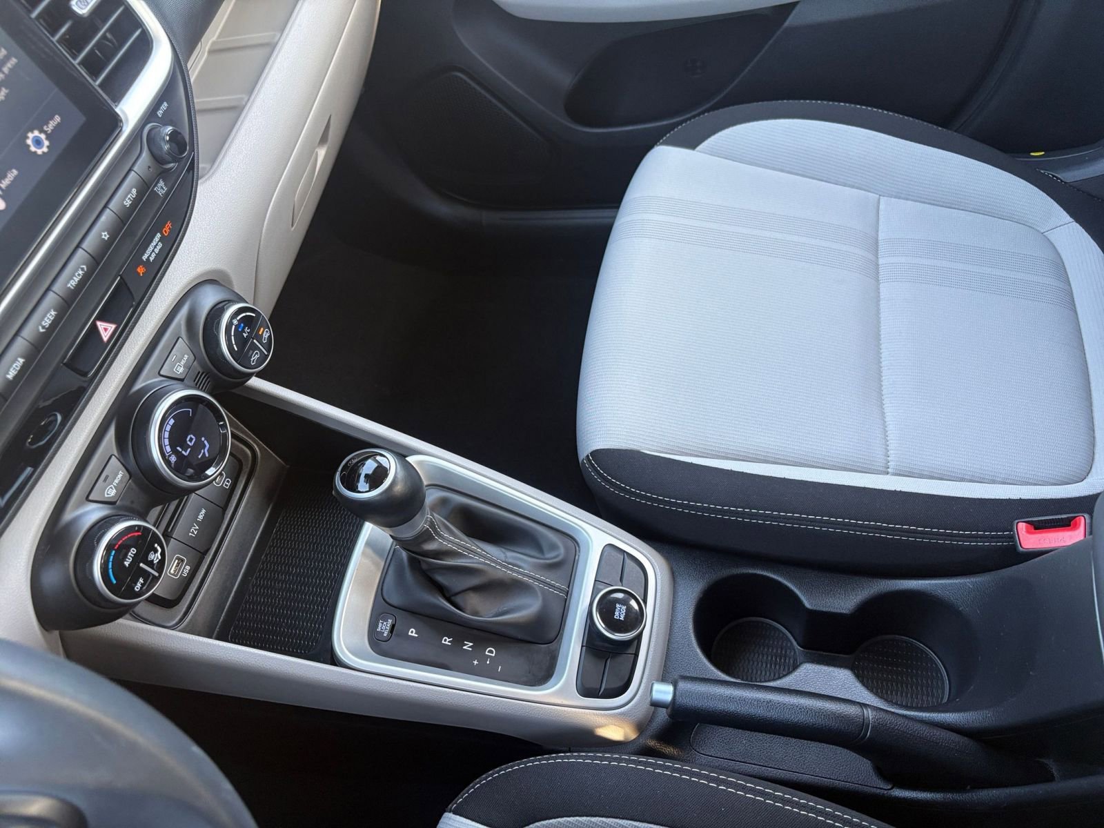 Used 2025 Hyundai Venue SEL image 42