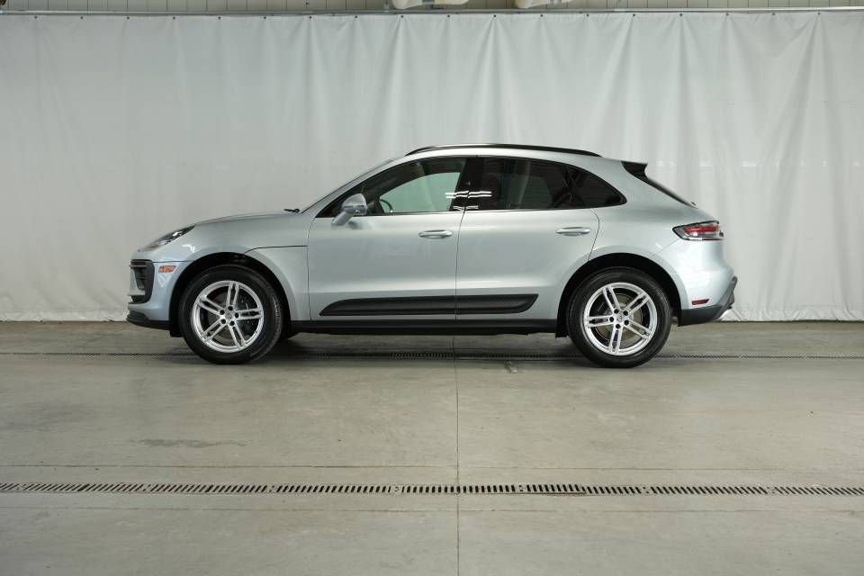 Certified 2025 Porsche Macan AWD/4WD image 2
