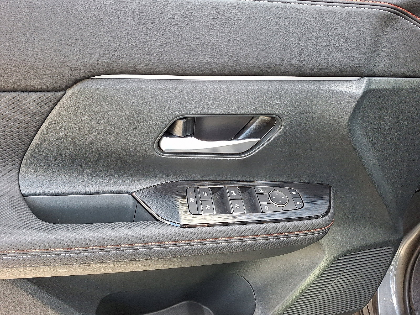 Used 2025 Nissan Kicks SR image 13