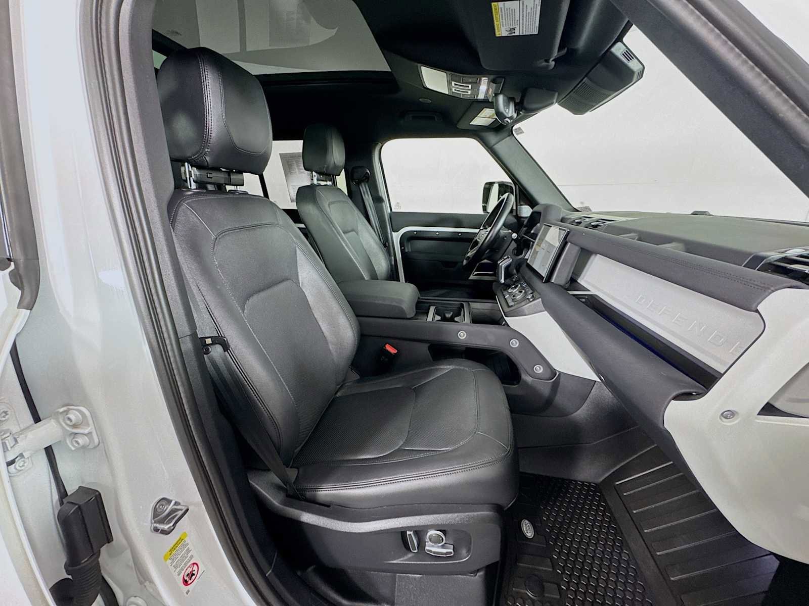 Used 2023 Land Rover Defender 130 SE image 27