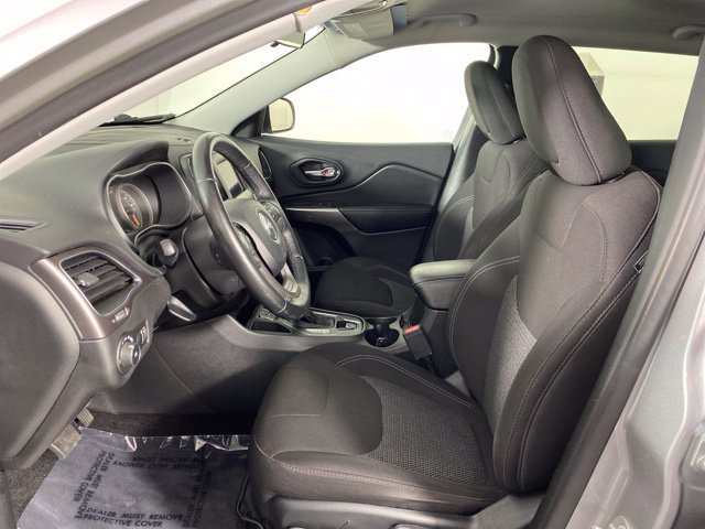 Used 2019 Jeep Cherokee Latitude w/ Cold Weather Group FWD image 19