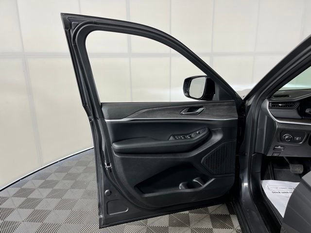 Used 2026 Jeep Grand Cherokee Altitude image 15