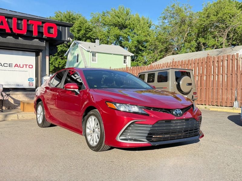 Used 2021 Toyota Camry LE AWD/4WD image 4