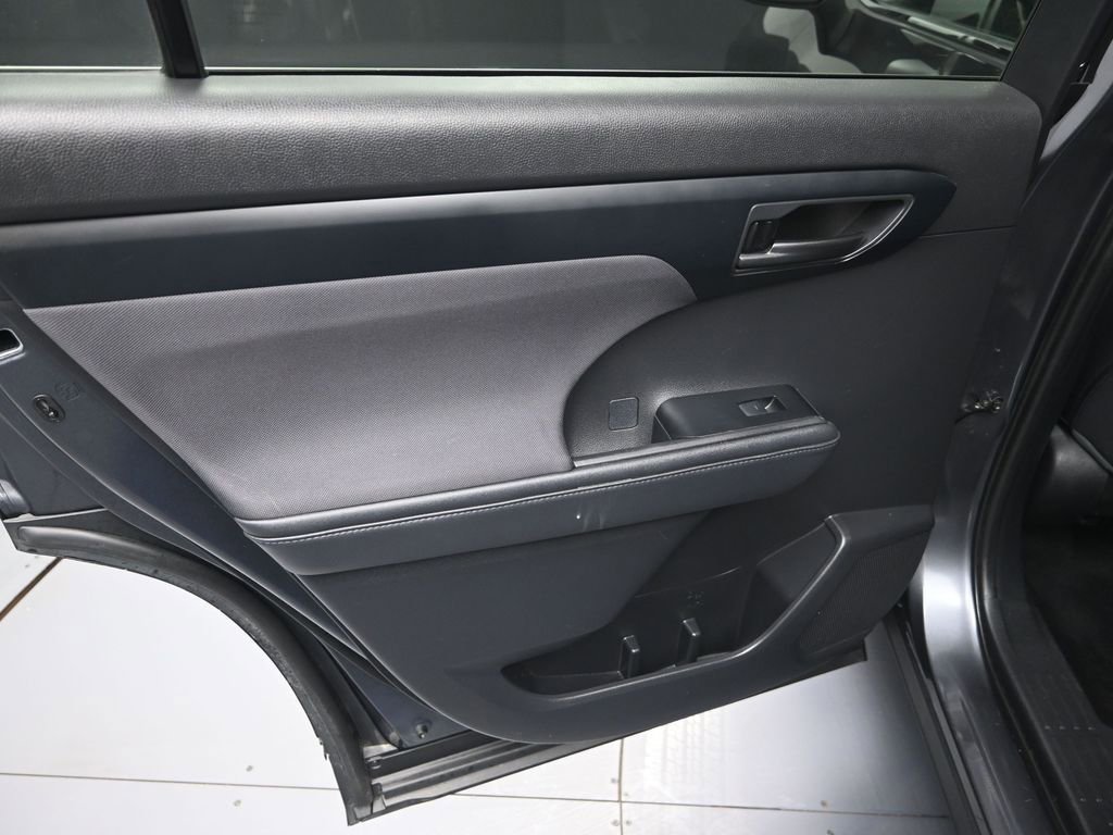 Used 2020 Toyota Highlander LE image 27
