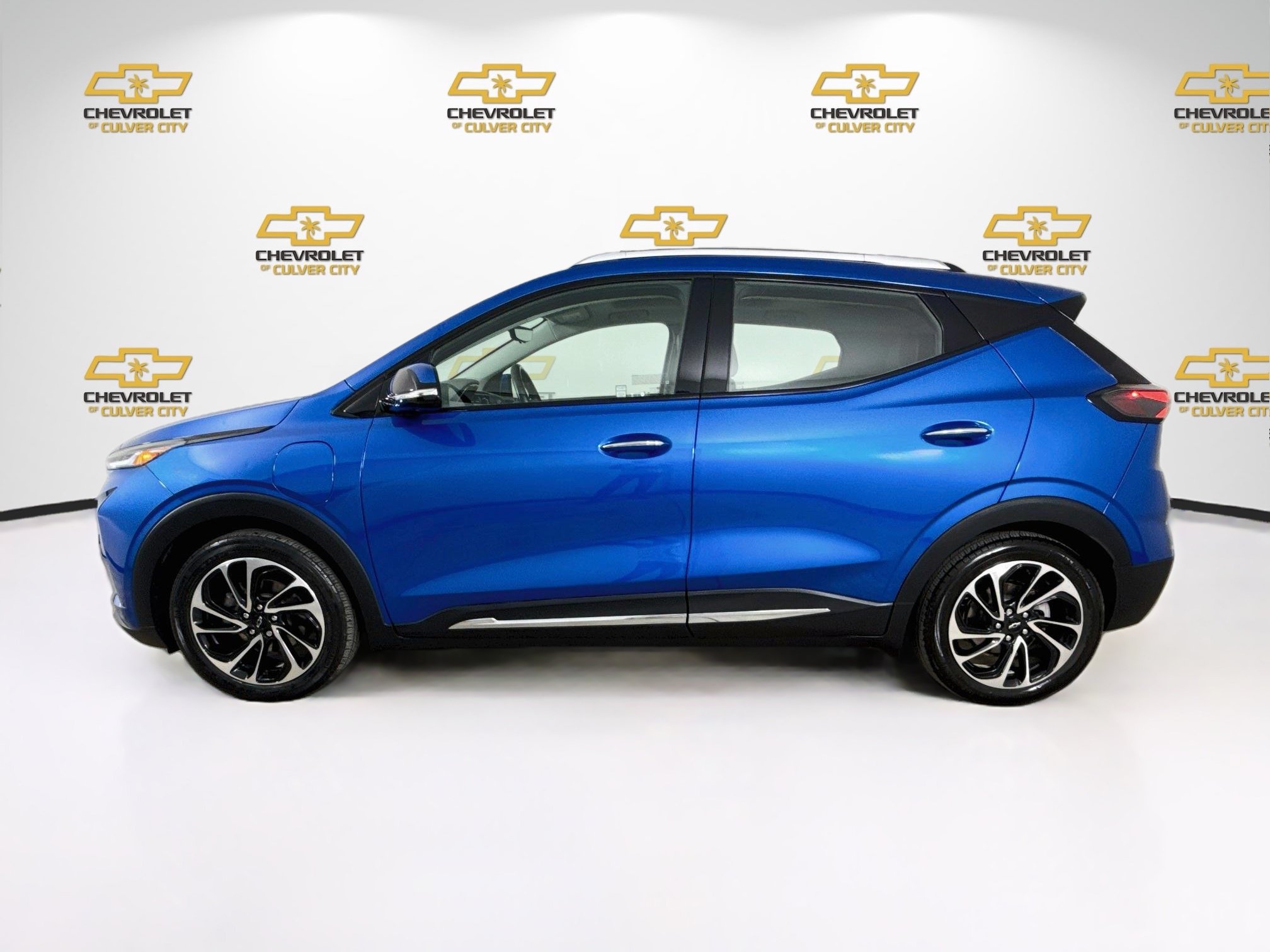 Used 2023 Chevrolet Bolt EUV Premier w/ Sun & Sound Package FWD image 5