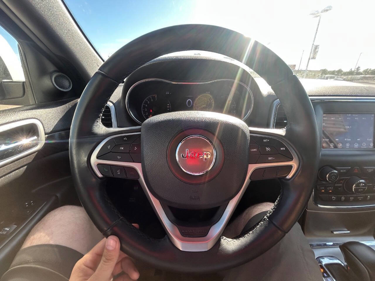 Used 2018 Jeep Grand Cherokee Laredo image 16
