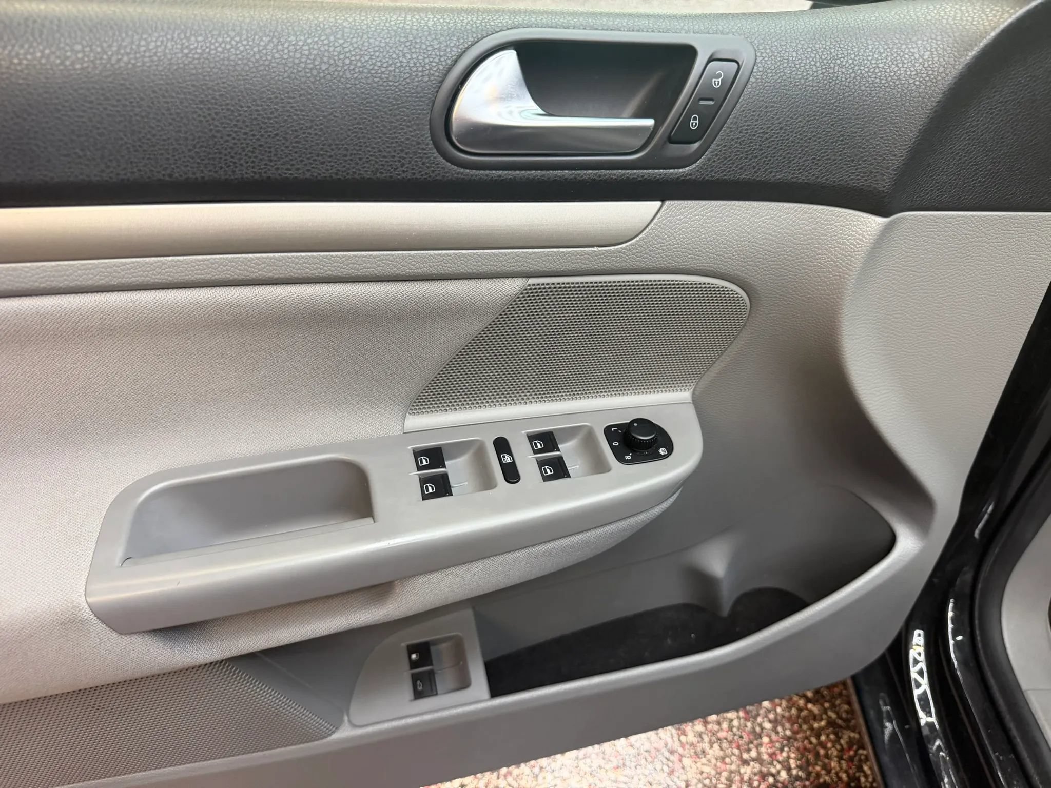 Used 2009 Volkswagen Rabbit S FWD image 12