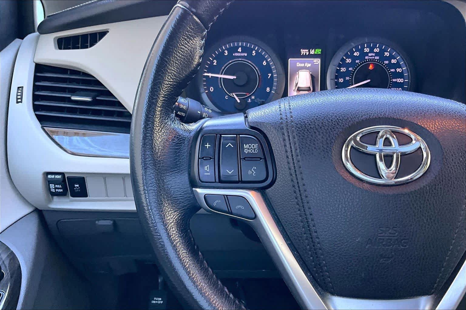 Used 2020 Toyota Sienna XLE FWD image 24