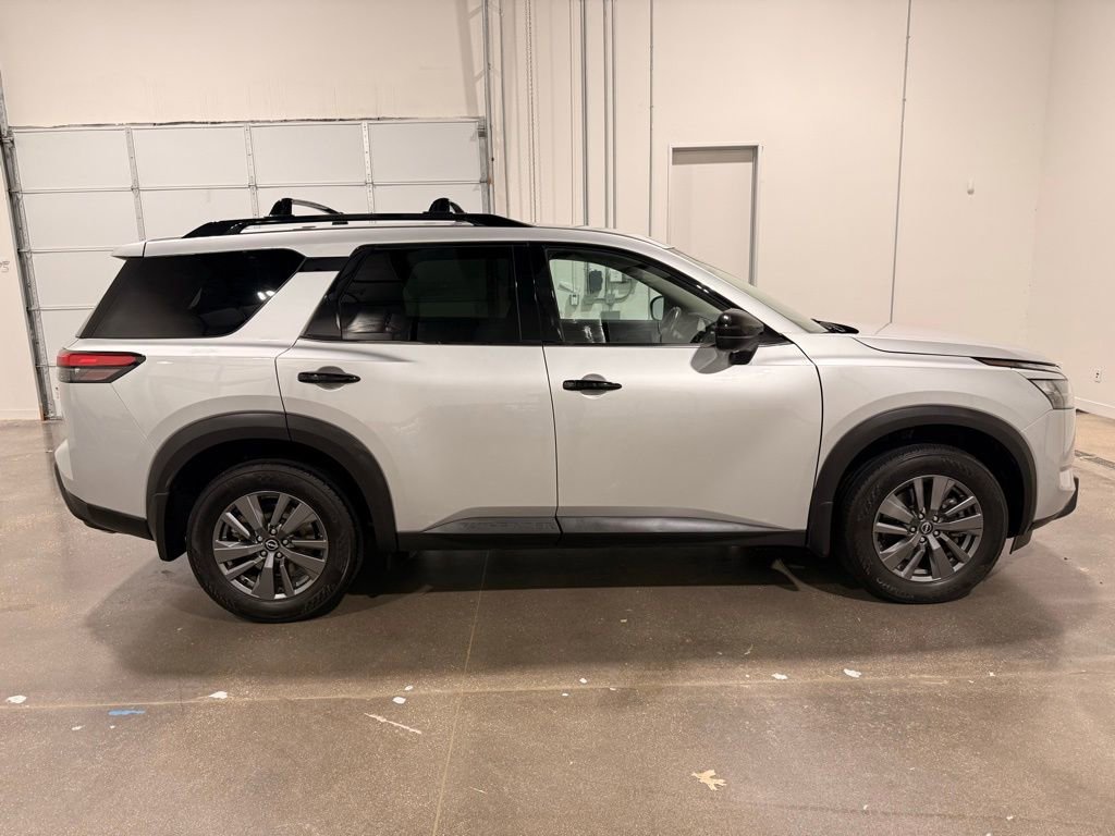 Used 2023 Nissan Pathfinder SV image 4
