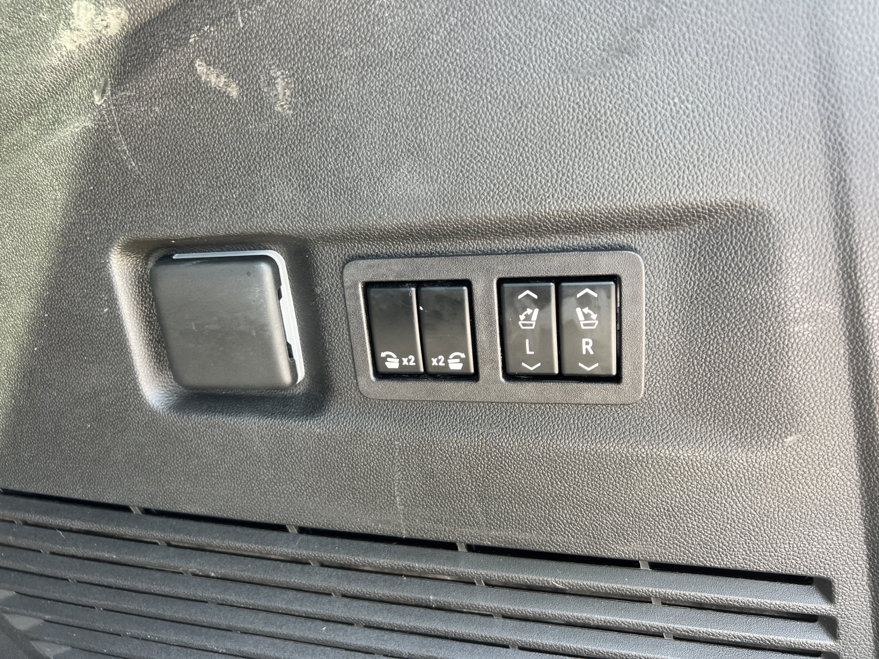 Used 2024 GMC Yukon XL Denali AWD/4WD image 33