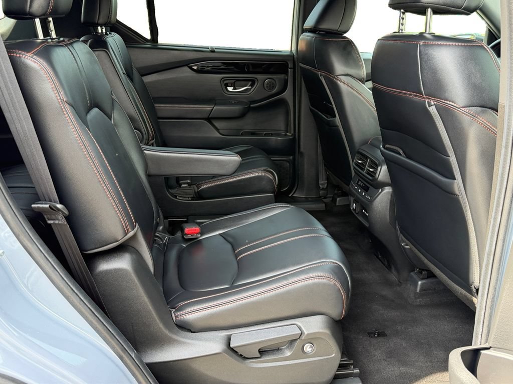 Used 2025 Honda Pilot TrailSport image 9