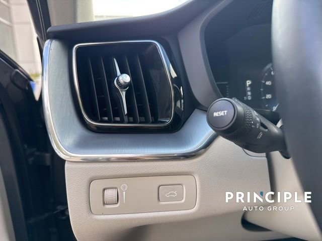 Used 2018 Volvo XC60 T6 Momentum w/ Convenience Package image 23