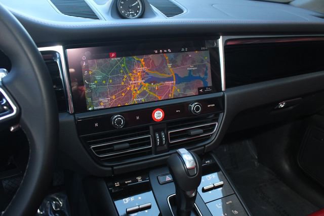 Certified 2025 Porsche Macan image 17