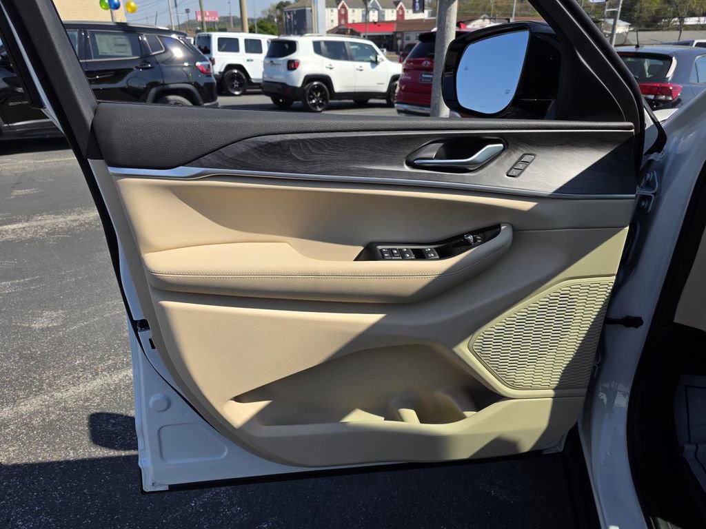 Used 2024 Jeep Grand Cherokee L Limited image 12