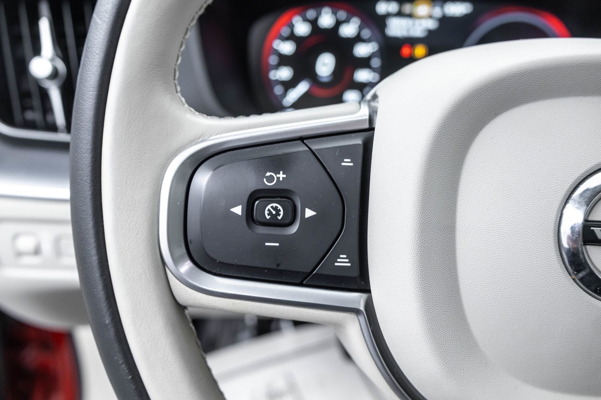 Used 2019 Volvo XC60 T8 Momentum w/ Advanced Package image 19