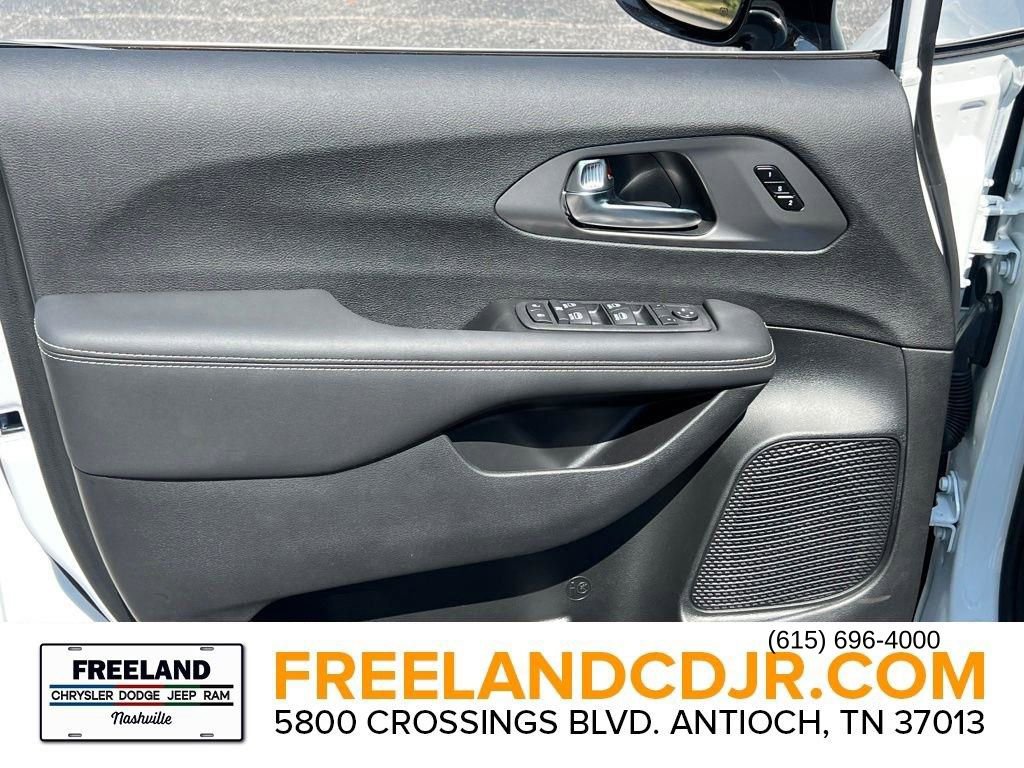 New 2025 Chrysler Pacifica Select image 20