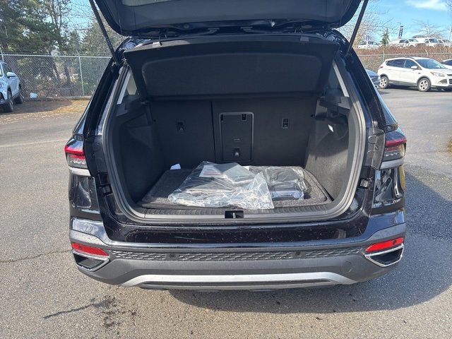 New 2025 Volkswagen Taos SEL image 9