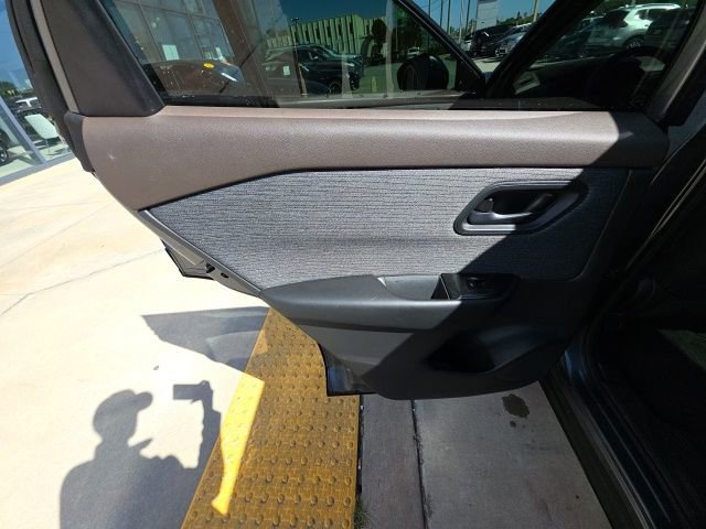 Used 2023 Nissan Rogue S image 22