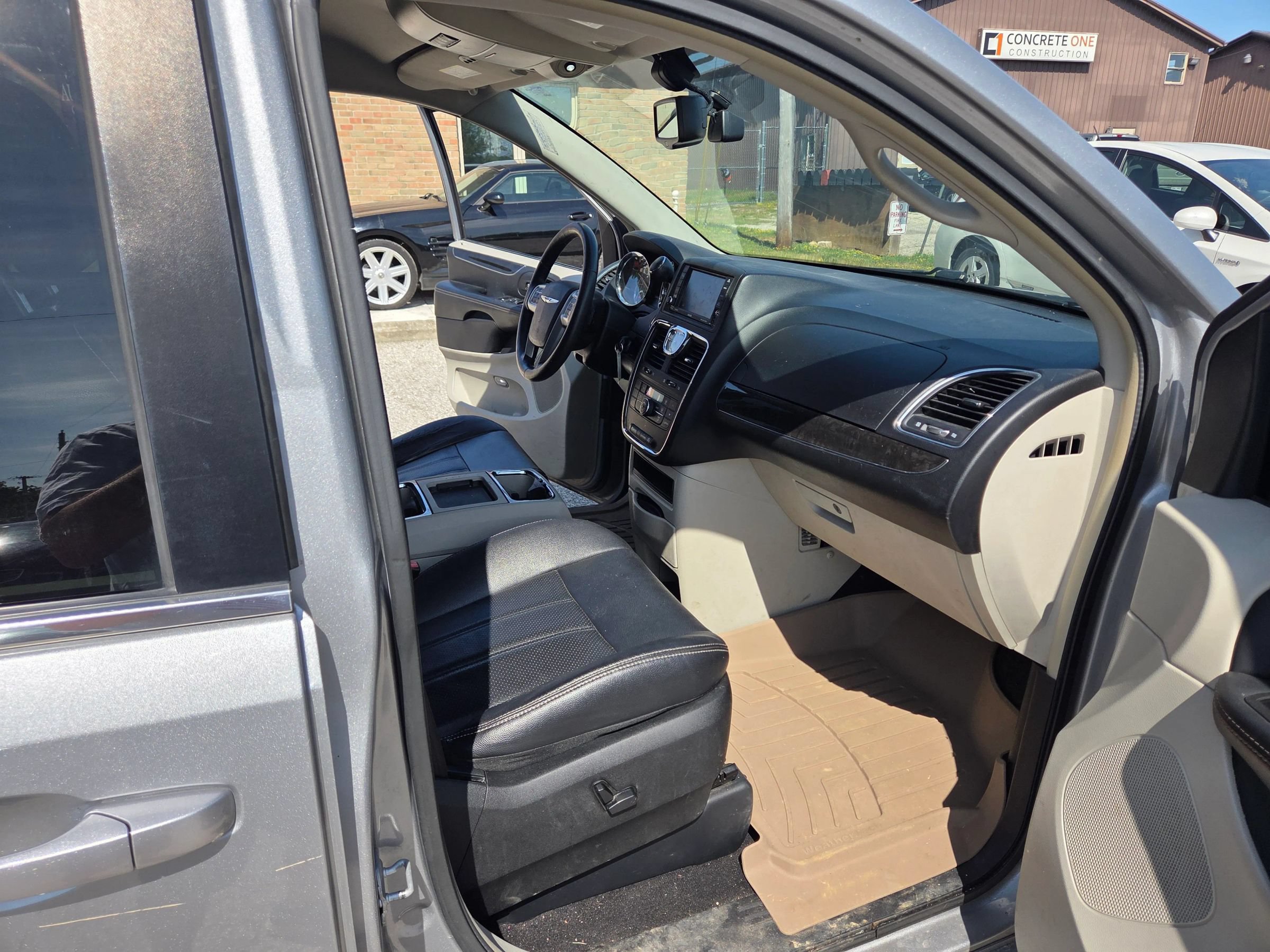 Used 2014 Chrysler Town & Country Touring-L FWD image 20