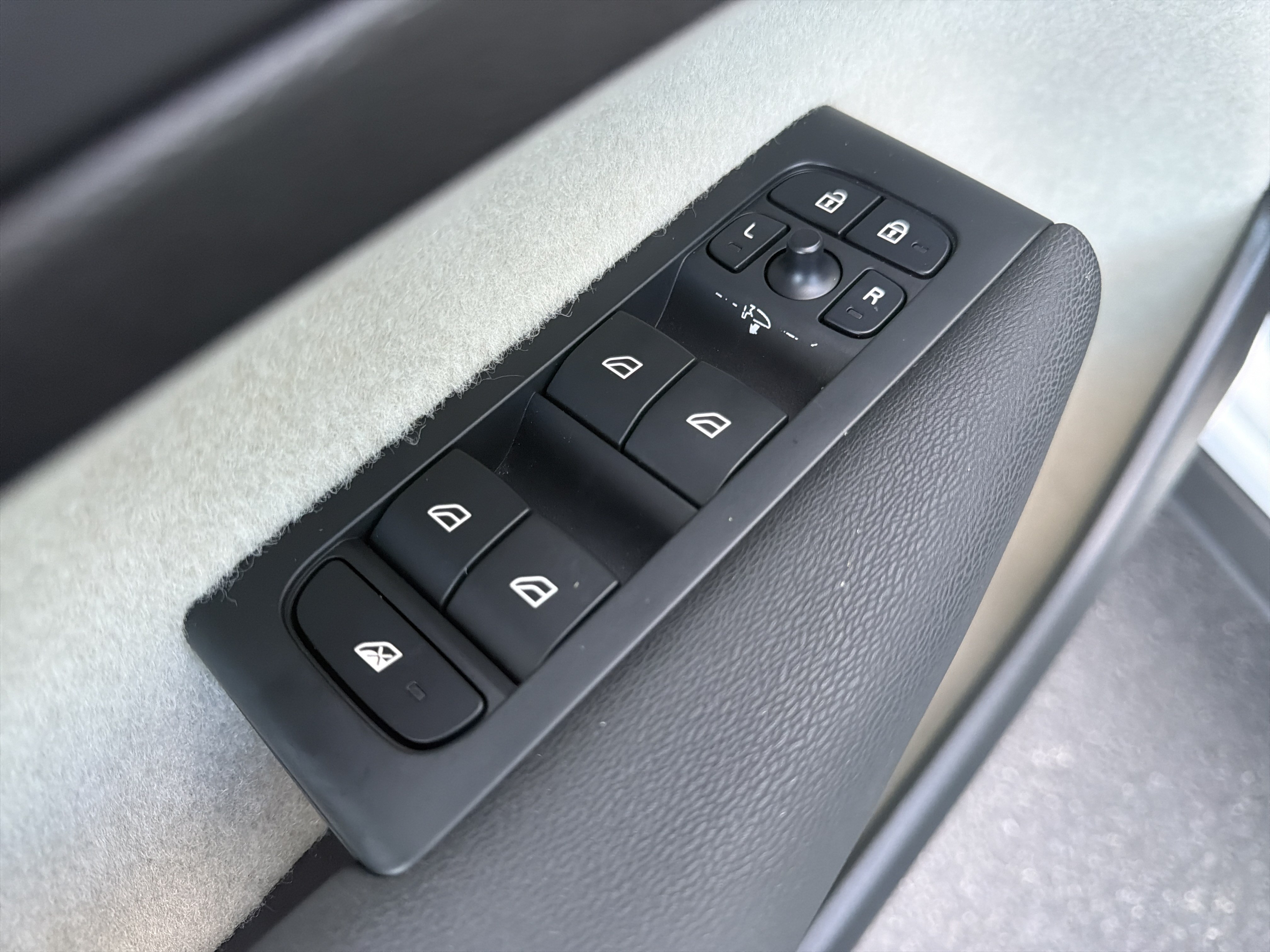 Certified 2024 Volvo XC40 B5 Plus AWD/4WD image 15