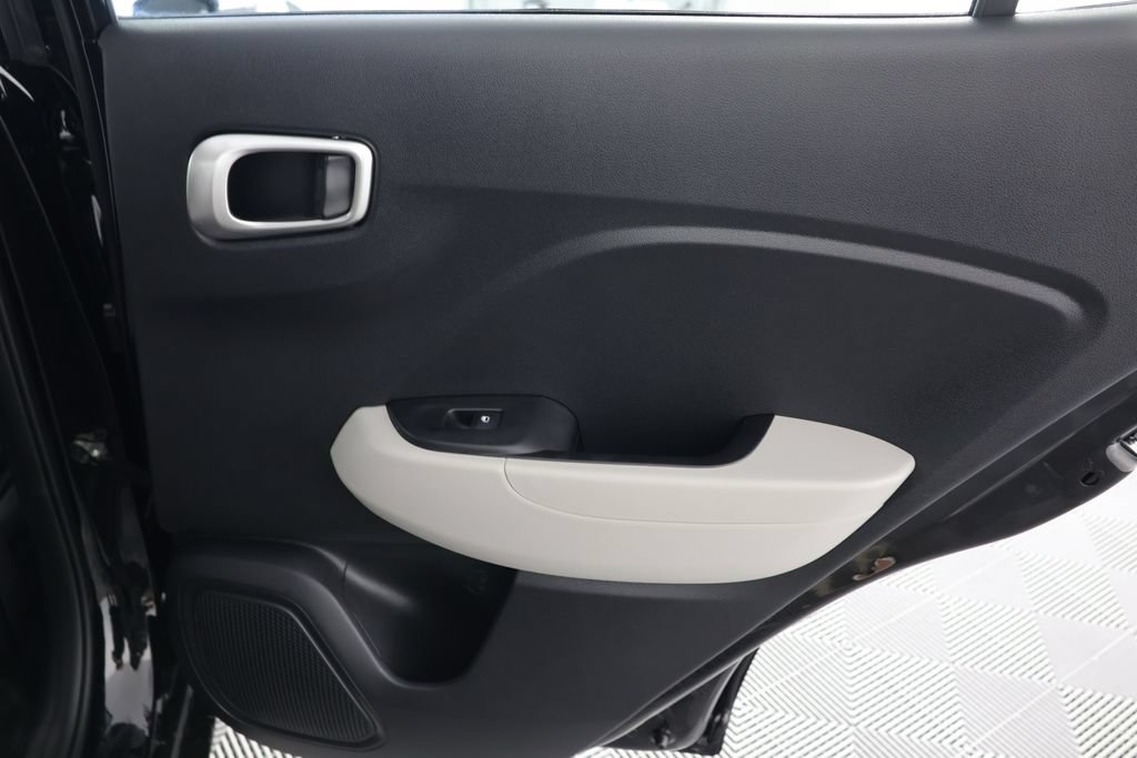 Used 2024 Hyundai Venue SEL FWD image 26