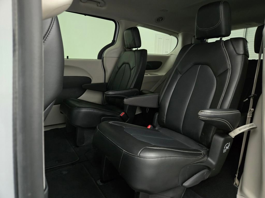 Used 2024 Chrysler Pacifica Touring-L image 35