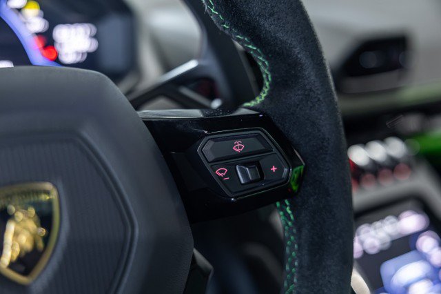 Used 2022 Lamborghini Huracan EVO RWD image 38