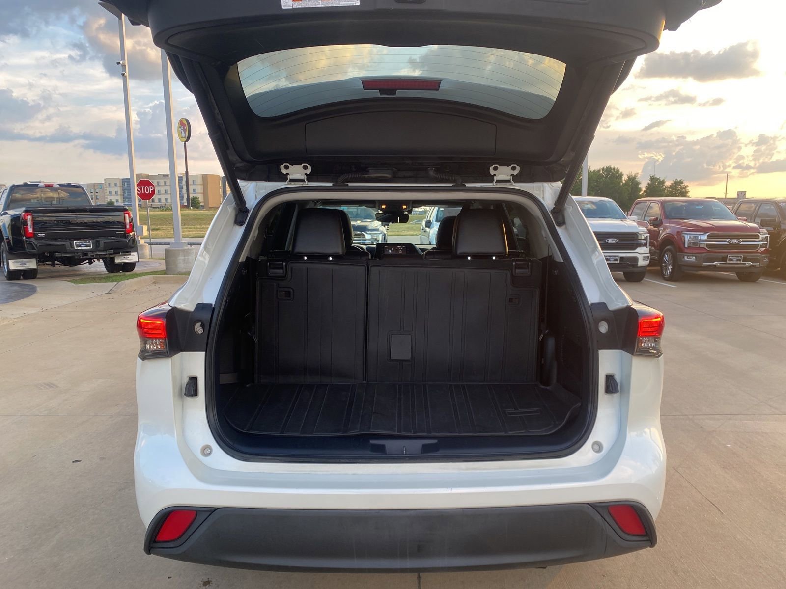 Used 2021 Toyota Highlander XLE FWD image 5